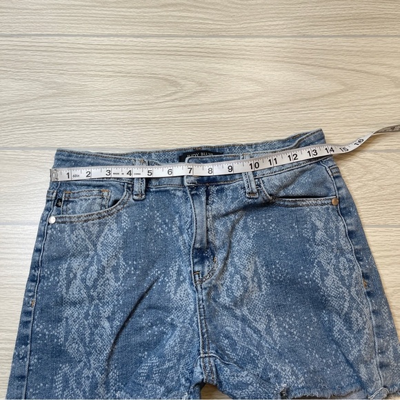 Judy Blue Mid Rise Snake Print Light Wash Blue Denim Jean Shorts Raw Hem Size M - Picture 11 of 13